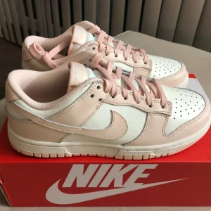 Skor  - Nike Dunk Low i storlek 44,5 som vunnits på en tävling. Helt oanvända💗Bud tas emot eftersom jag bara vill bli av med dom. 