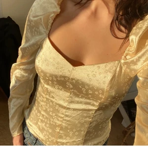 Gul topp - Gul topp från monki, aldrig använd 💛 de 2 första bilderna är lånade