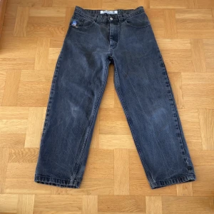 Polar skate jeans ’93 - Säljer nu denna sjukt snygga jeansen från Polar skate i bra skick | De enda defekterna är vad som visas på bilderna | Storleken är W28 L30 | Skriv vid frågor