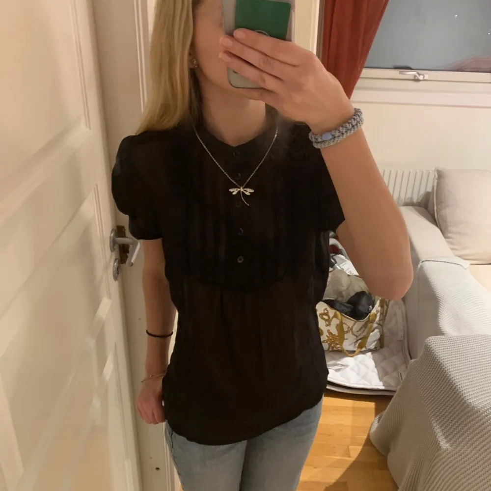 Jättesöt blus!Lappen är avklippt, så kan inte se storlek eller märke tyvärr💞Skulle säga att det är S💓volangerna på sidan fransar sig lite men inget som märks eller förvärras! Annars bra skick!Skriv om fler bilder eller vid frågor💘pris kan diskuteras💞. Puserot.