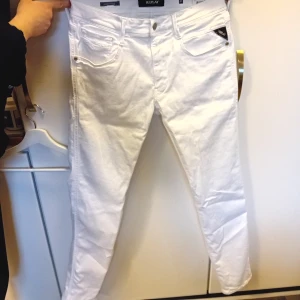 Helt nya replay hyperflex - Helt nya repley hyperflex= dyraste modelen ca 1700kr storlek 31/32 tankte på stretchen som dom har kan man även ha dom om man har 32 och 33, slim fit. Jag vill ha 1000kr för dom är aldrig använda och lapparna sitter kvar. Pris kan diskuteras vid snab