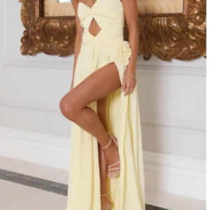 Maxiklänning - Gul Maxiklänning från hello Molly, oanvänd med prislapp kvar!💕 svårt att få en bra bild på hur den ser ut men rosetten går att flytta, slitsen är hög och färgen är ljusgul. Klänningen har ett avslappnat fall💕  Nypris 1199kr