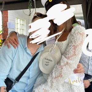 Studentklänning - Säljer min underbara studentklänning som endast är använd en gång! Super fint skick. Klänningen är i storlek xs, men passa helt klart en S då jag vanligtvis är en storlek S😌 nypris 839 via zalando 😌