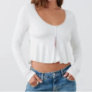 Gina tricot topp - Super söt topp som är helt slutsåld! Säljer då jag köpte en för liten storlek så aldrig använd🩷(lånade bilder)