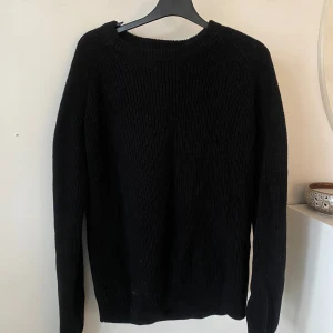 svart stickad tröja  - Bra skick, säljer för den kommer inte till användning längre❣️inga defekter 