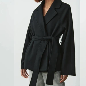 Kappa med knytskärp  - Fin kappa från Gina tricot köpt för 699kr, kappan är lite nopprig men det går att få bort. Kappan är perfekt nu till våren och till hösten🌸 (priset kan diskuteras vid snabbt köp) den är i mycket bra skick och har inga hål eller fläckar