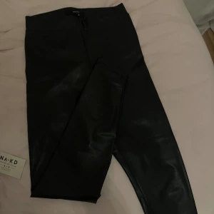 Skinn leggings - Skinntights använda 2-3 gånger köpta från vero Moda🖤