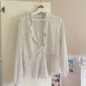 prickig blus nakd - Fin blus från nakd i perfekt skick