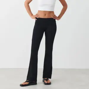 Säljer dessa svarta yoga pantsen från Gina i modellen Petite. Jag är 1,60 och de passar mig i längden. 