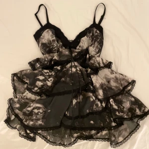 Drömmig topp  - unik vacker volang topp! <3 Storlek 36🫶🏻 märket heter mario conti🖤