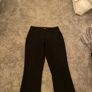 Bik bok kostym byxor  - Kostym byxor från bik bok i modellen Vera i storlek 36, med en slit längst ner på byxorna. Säljer pågrund av att dom är för små❤️❤️❤️ ny sick och endast använda två gånger 