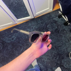 Chimi 04 grå - Box medföljer, liten repa på ena glaset. Skriv för funderingar:)