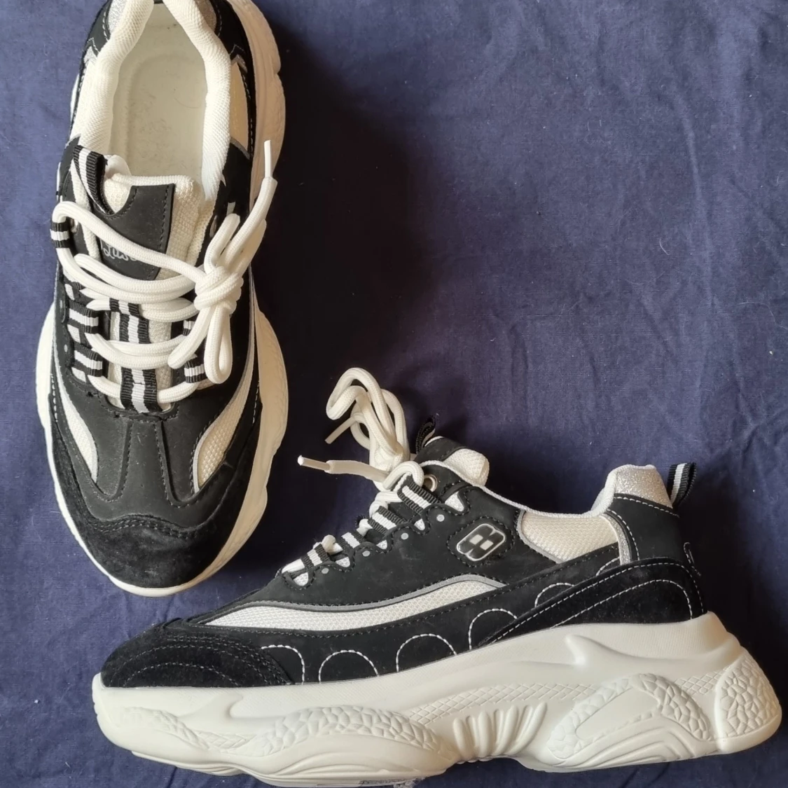 Oanvänd sneaker svart  - 90