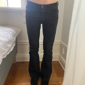 Lågmidjade bootcutjeans - Lågmidjade bootcutjeans från disel. Långa i benen! Köpta nya för 1100kr.   Midja: 29 Längd: 32
