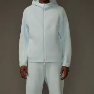 En väldigt fin och bekväm Nike X Nockta tracksuit i Färgen baby blue. Den är helt oanvänd ska säljas pågrund av att den va lite stor för mig allt annart är jätte fint. Byxorna är i storlek L och tröjan i storlek M. 