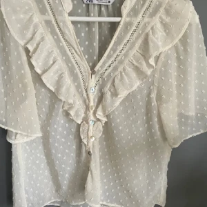 Blus från zara - Lånad bild! Super fin blus från zara. Bra skick förutom att knappen längst ner gått sönder, men det tänker man inte så mycket på💞 storlek m men passar s och l 