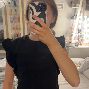 Fin sommar tröja - Säljer denna jätte fina tröja/ topp från berskha pga får ingen andvänding för den! Den är i bra skick då den inte andvänts så mkt! Pris kan diskuteras!💕💕