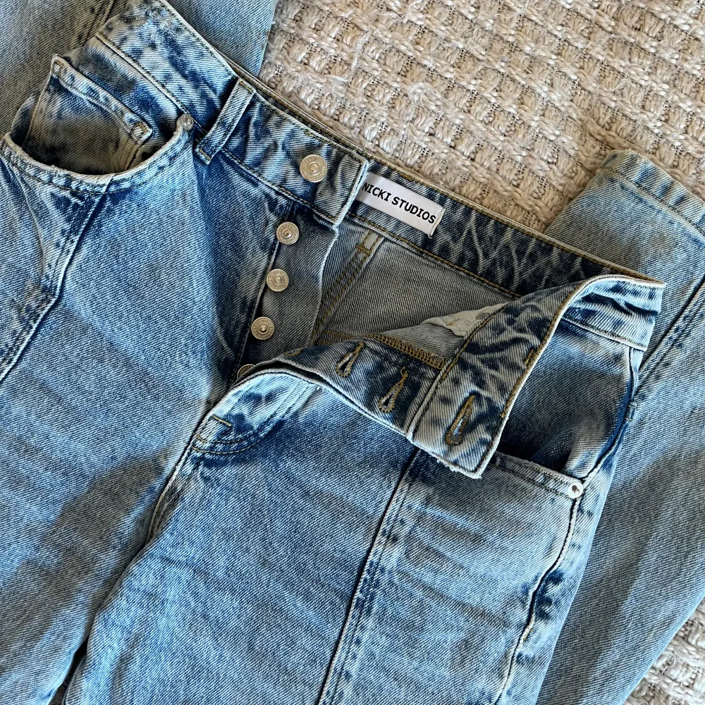 Jeans från Nicki studios  Strl. 27 Sparsamt använda, felfritt skick! Original pris: 1380kr. Jeans & Byxor.