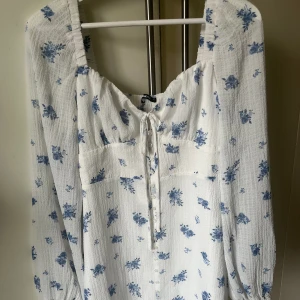 Sommarklänning - Säljer denna superfina sommarklänningen från Gina! Endast använd ett fåtal gånger och inga defekter 🥰 