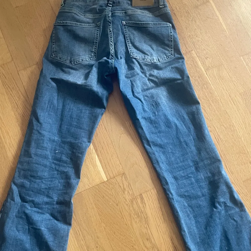 Lågmidjade bootcut jeans från Nelly! Storlek 34 och användt 1 gång . Jeans & Byxor.