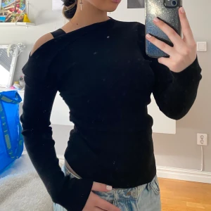 Tunn stickad tröja🖤 - Säljer denna fina svarta tunnstickade tröja!🖤 Jag fick den av mamma för ett tag sen men har inte använt en ända gång. Den har en scrunch i midjan och har en off shoulder flärp! Superfin💞 Mamma hade köpt den för 250 kronor. Jag uppskattar strl till S🎀