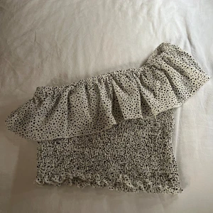 Prickig topp  - Säljer en super söt prickig topp. Använd fåtals gånger. Finns tyvärr ingen lappa men skulle säga att storleken är xs/s.