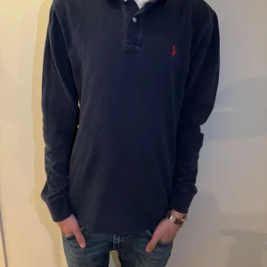 Ralph Lauren piké - Asfet Ralph Lauren Piké till salu! Storlek:S✅ Skick:9,5/10⭐️ Nypris:1500kr! Hör av er vid fler frågor!