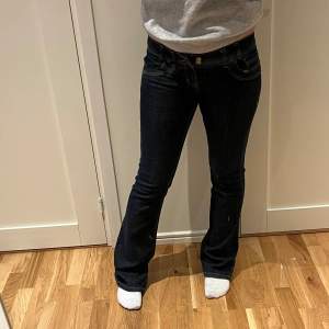 Säljer mina superfina jeans då dom är för små. Lågmidjade och utsvängda vid foten. Skulle säga att passformen är en 36/38. Midjemått 38 cm, går ned till foten på mig som är 170 🙌 