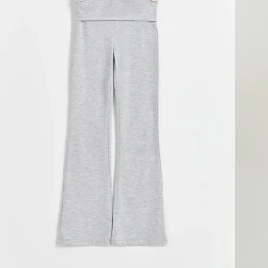 y low waist yoga leggings - Säljer helt oanväda yogaleggings från ginatricot.