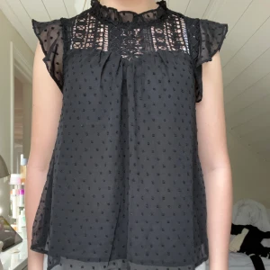 Svart blus - Jättesöt svart blus som ej kommer till användning🩷