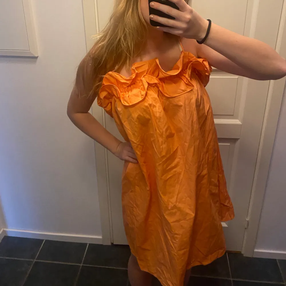 Jätte fin orange klänning, aldrig använd i storlek S. Klänningar.