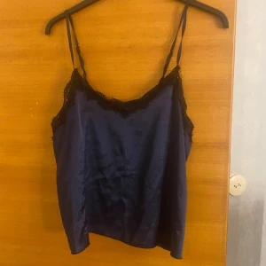 Linne - Fint linne fråm newyorker köpte förra året. Linnet är marinblått me en spetskant. Nypris var 199 mitt pris är 80🩷 linnet är i stl M men passar även L🩷