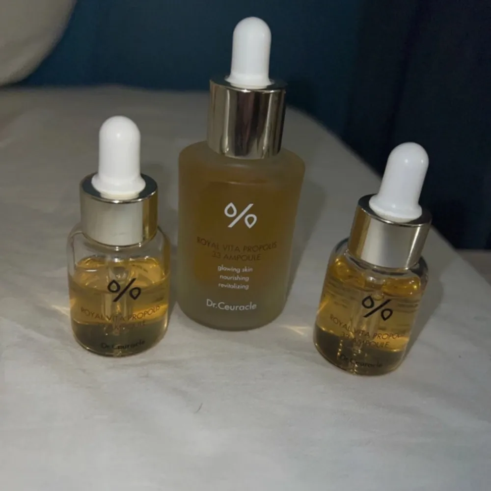 Säljer allt detta! Tre likadana serum ”Royal Vita Propolis 33 Ampoule” från Glowid.  Den största är helt oanvänd och är på 30ml De två mindre är likadana fast på 15ml styck   Sedan vill jag ge bort fyra olika tester också så dom kostar inget💕. Övrigt.