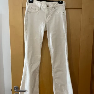 Lågmidjade vita jeans - Svin snygga jeans, lågmidjade och aldrig använda 