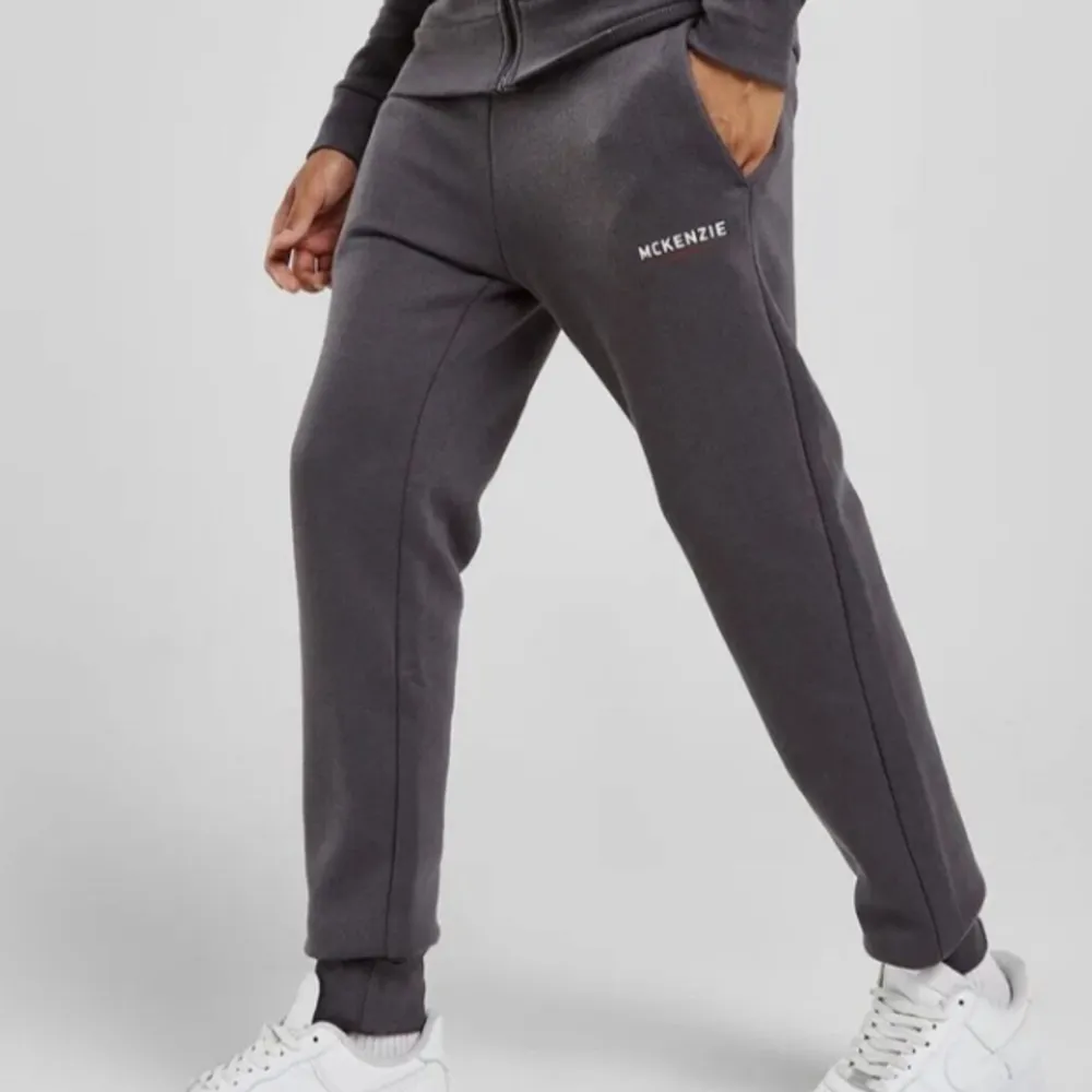 Hej! Jag säljer ett par dam McKenzie sweatpants/träningsbyxor i storlek xs, för 150 kr i mörkgrå. Använda en gång och är i nyskick. Hör av vid funderingar💕. Sport & träning.
