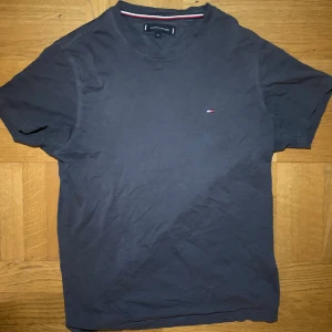 Tommy hilfiger   - T-shirt, passar både kvinnor och män 