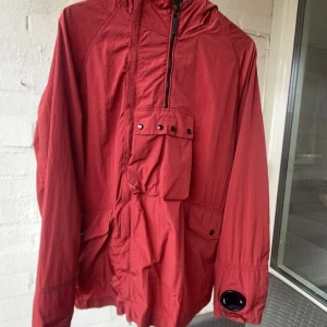 Cp company jacka - Knappt använd tappade glaset vid armen direkt när jag köpte den men köpte nytt i milano i italien så helt i nyskick, jackan är italiensk storlek så den passar för m/large 