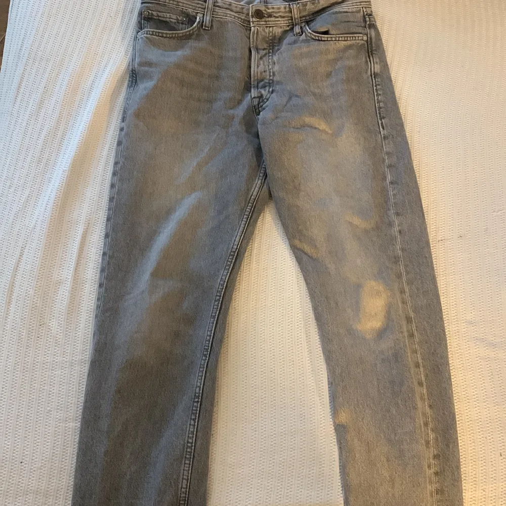 Ett par jeans som är super snygga som jag inte använder längre. | Skick 9/10 | Pris kan diskuteras vid snabb affär |Hör av er vid minsta fundering! . Jeans & Byxor.