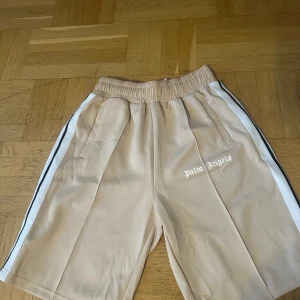 Beige Palm Angels shorts - Storlek M, helt oanvänd så i bästa skick. Såld därför att de var för stora, hör av er!
