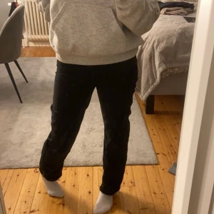 Svarta jeans  - Svarta jeans från NAKD,blivit lite gråa i färgen men inget man tänker på så! 