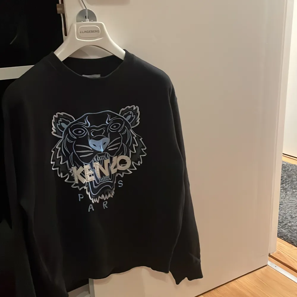 Äkta Kenzo sweatshirt köpt från Nk i Göteborg Storlek: L (passar M)  Bra skick . Hoodies.