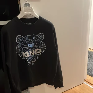 Kenzo sweatshirt - Äkta Kenzo sweatshirt köpt från Nk i Göteborg Storlek: L (passar M)  Bra skick 