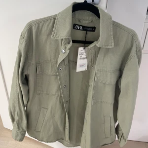 Grön skjortjacka från zara - En grön skjortjacka från zara. Helt oanvänd i storlek xs. Passar mig som har storlek M. Superfin till våren. 