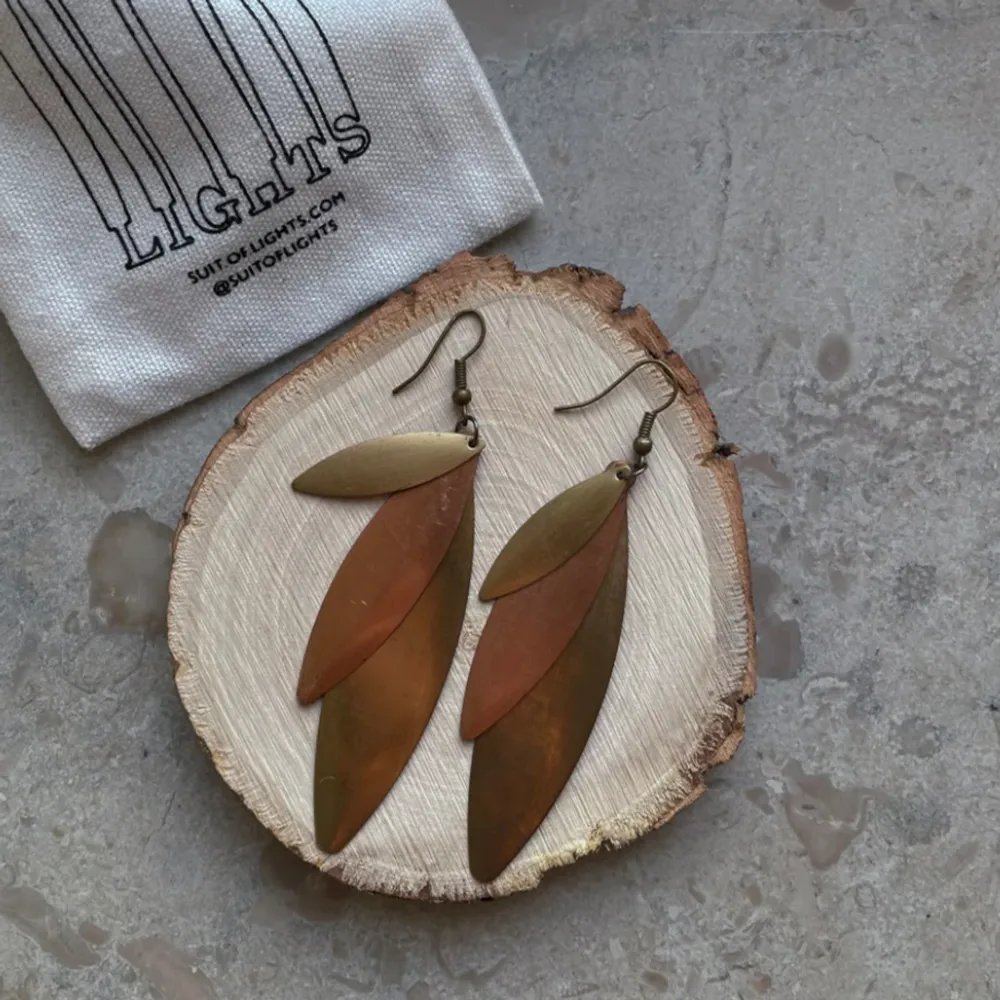 Artisanal Copper & Brass crafted Earrings.  Handmade with a Layered Leaf Design.  Made in Chile  Very Good Condition.. Accessoarer.