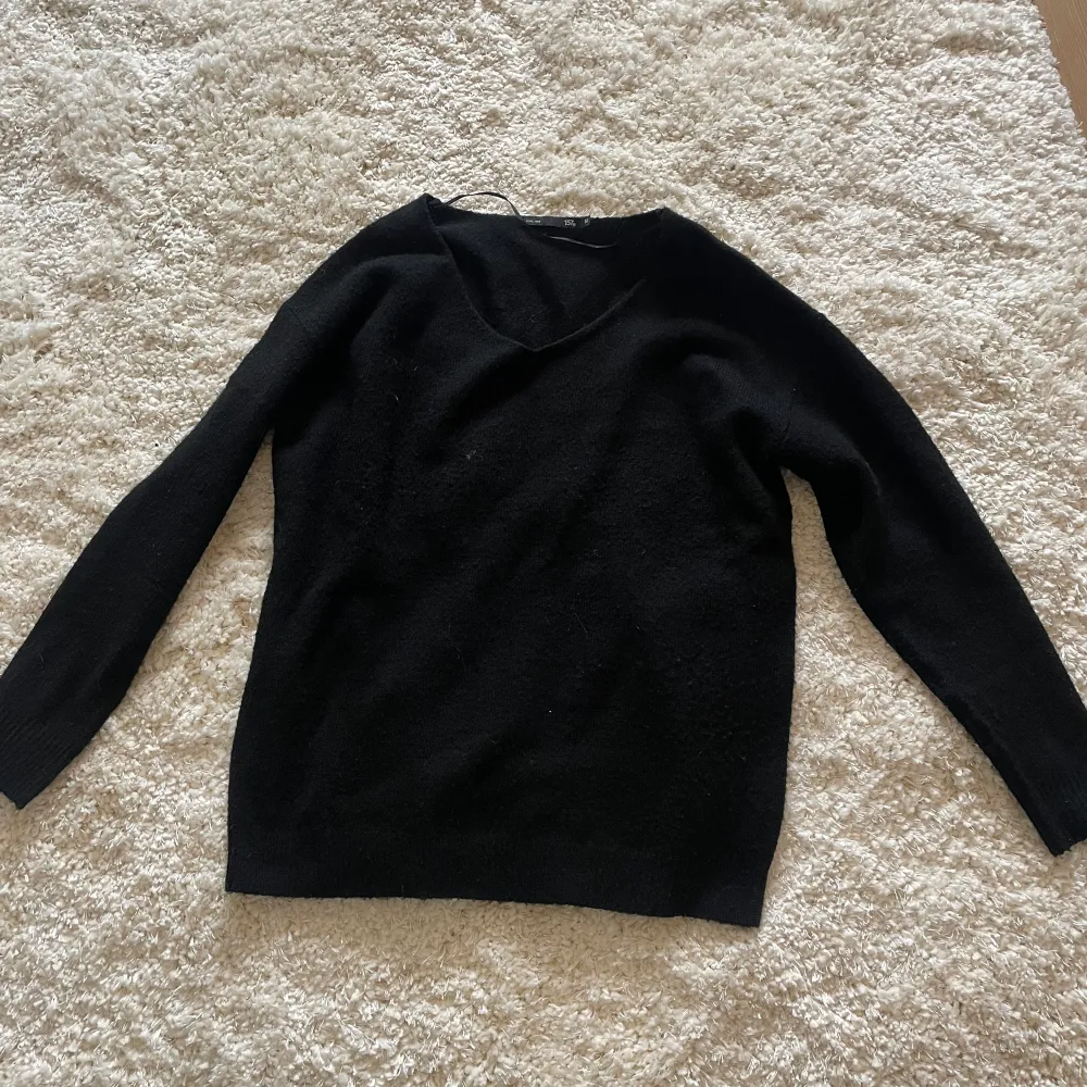 Stickad skön svart tröja från lager 157. Sparsamt använd. Tröjor & Koftor.