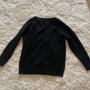 Stickad skön svart tröja från lager 157. Sparsamt använd
