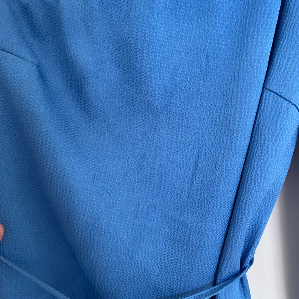 JÄTTEFIN blå satin klänning från vero Moda 😁 går att ha både som lång- respektive kort💕 storlek 34 men stor och stretchig i storlek ⭐️ klänningen har en fläck på axeln (sista bilden) och några mindre synliga fläckar på magen (bild 4). Nypris 700. Klänningar.