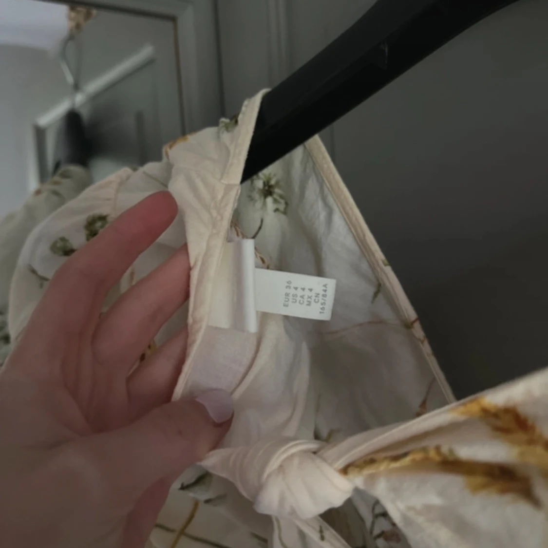 Ljusgul klänning med solrosor - 91