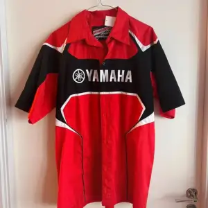 Storlek medium Yamaha race skjorta