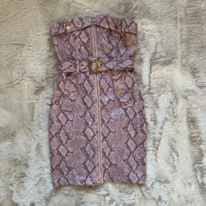 Ormskinns klänning  - Ny utan prislapp. Supercool men för liten för mig. Stretchig XS. 